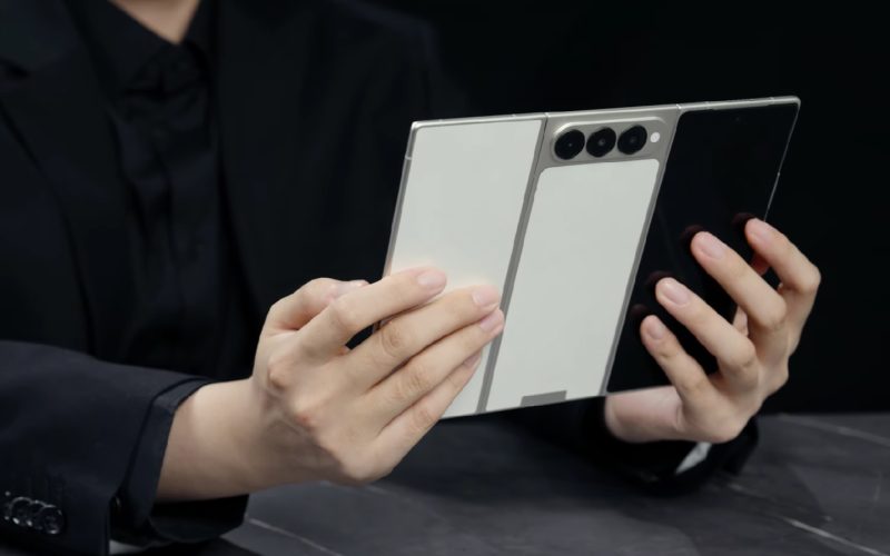 primul-telefon-pliabil-in-forma-de-g-din-lume-a-fost-dezvaluit.-smartphone-ul-trifold-provoaca-samsung