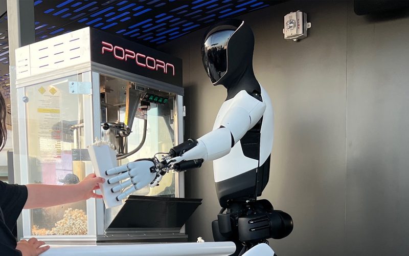 pretiosii-roboti-optimus-servesc-floricele-la-primul-restaurant-al-lui-elon-musk.-ce-mananci-la-tesla-diner