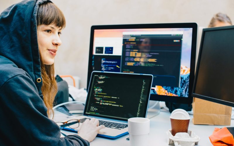 microsoft-a-incercat-sa-repare-internetul-cu-inteligenta-artificiala.-unde-a-gresit-si-de-ce-este-o-problema-grava
