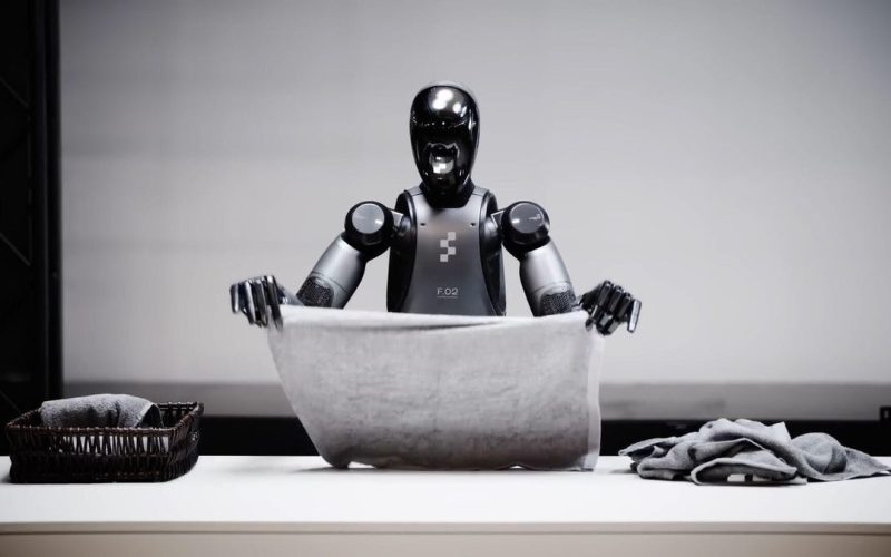 robotul-umanoid-figure-02-a-demonstrat-ca-poate-impaturi-rufe:-cat-de-aproape-suntem-de-viitorul-gospodariilor-automatizate-video