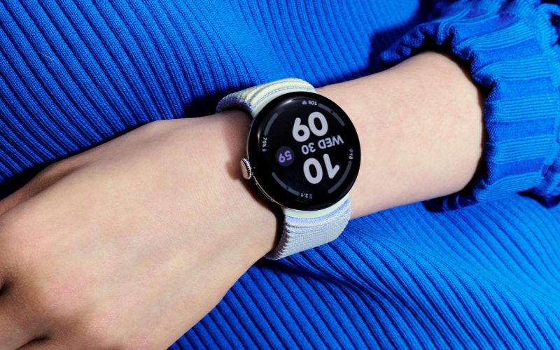 google-ia-fata-apple-si-lanseaza-pixel-watch-4,-primul-ceas-inteligent-cu-mesaje-de-urgenta-prin-satelit-si-antrenor-personal-ai