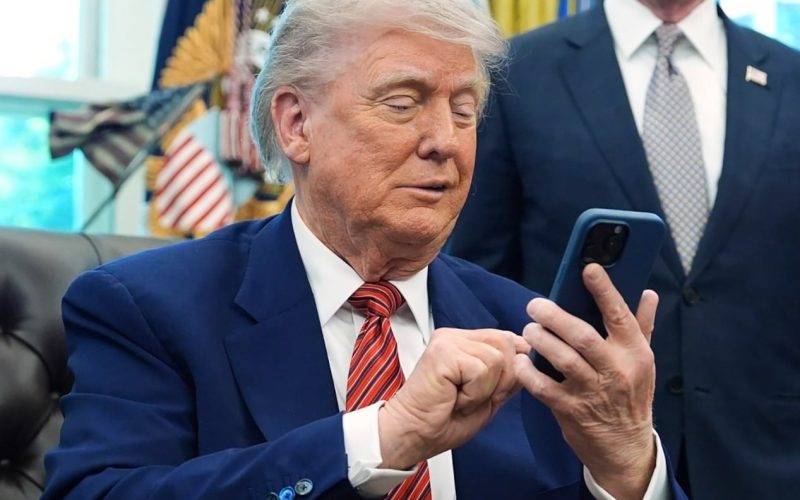 telefonul-t1-„patriotic”-lansat-de-donald-trump-este-de-fapt-in-imagine-un-samsung-galaxy-s25-ultra-photoshopat