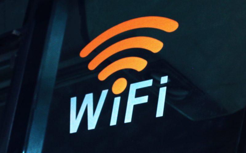 avertismentul-dnsc:-conexiunile-la-wi-fi-public-pot-compromite-datele-personale