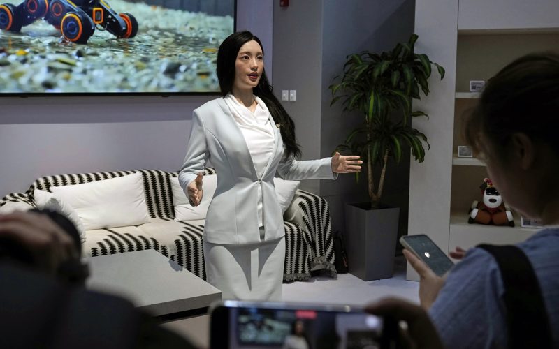 china-deschide-primul-magazin-dedicat-robotilor-umanoizi.-ce-preturi-au-si-ce-pot-face-„servitorii”-si-„fotbalistii”-din-silicon-si-metal