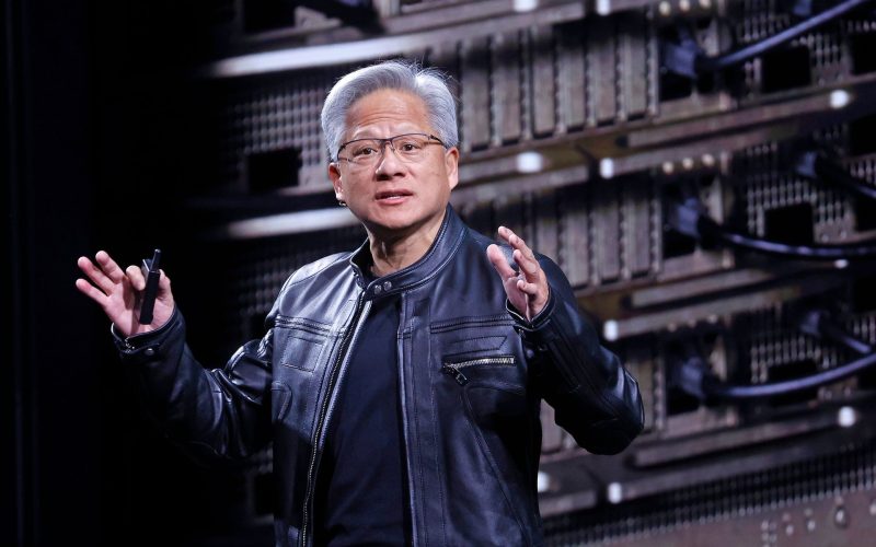 seful-nvidia:-inteligenta-artificiala-ar-putea-aduce-saptamana-de-lucru-de-patru-zile,-dar-„vom-fi-mai-ocupati-ca-niciodata”