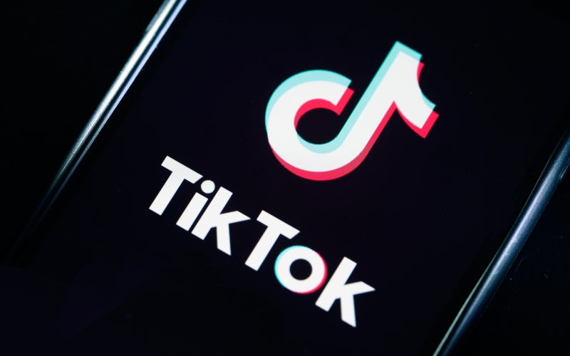 noul-trend-de-pe-tiktok-care-se-lasa-cu-amenzi-pentru-parinti,-dupa-ce-copiii-suna-la-112
