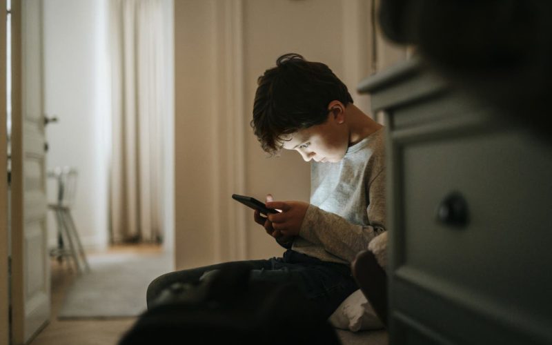 cum-iti-dai-seama-daca-copilul-tau-foloseste-telefonul-pe-ascuns-si-a-gasit-metode-sa-ocoleasca-controlul-parental