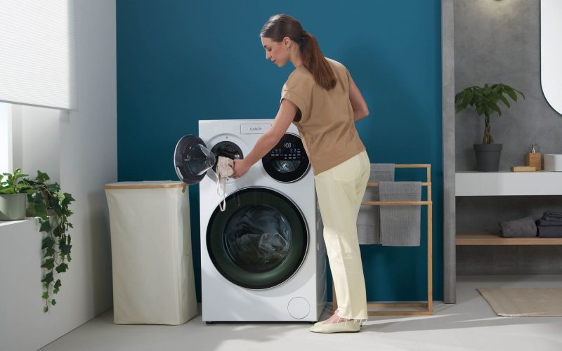 masina-de-spalat-rufe-care-curata-in-acelasi-timp-haine-albe,-negre-si-colorate.-cum-reuseste-candy-multi-wash-acest-lucru,-de-fapt