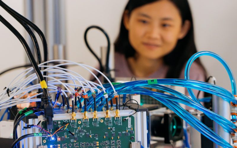 microsoft-testeaza-un-computer-pe-baza-de-lumina-care-ar-putea-face-inteligenta-artificiala-de-100-de-ori-mai-eficienta.-cum-functioneaza