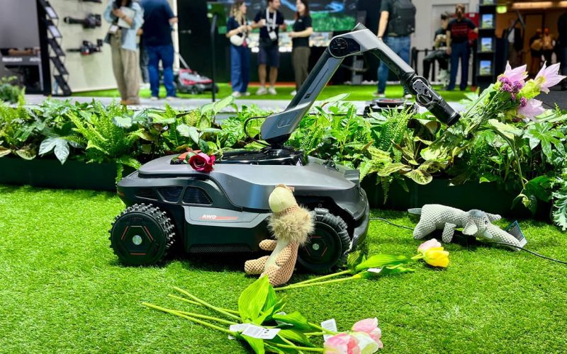 robotul-care-schimba-regulile-jocului-la-ifa-2025:-masina-de-tuns-iarba-cu-brat-mecanic