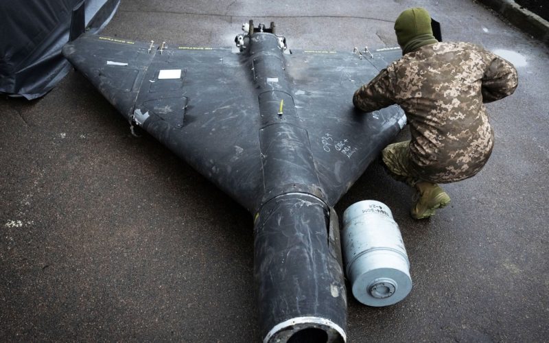 razboiul-dronelor:-rusia-si-tehnologia-din-spatele-armelor-ieftine,-dar-tot-mai-precise-si-costisitoare-de-combatut,-cu-modemuri-„mesh”-si-camere-frontale
