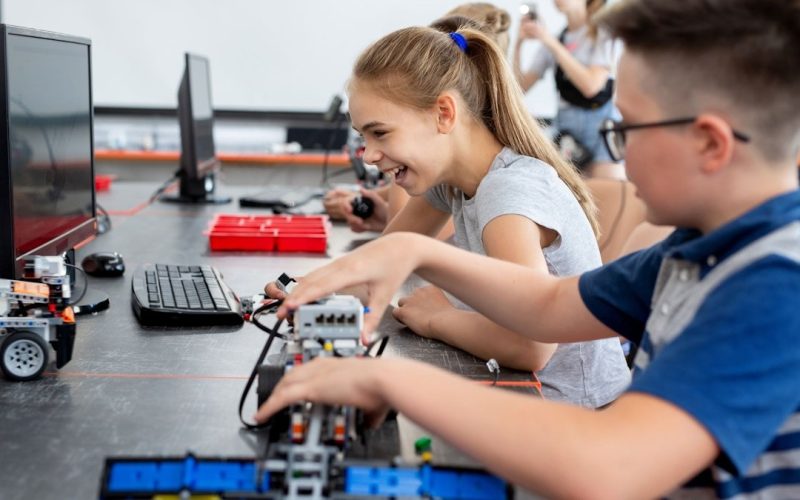 romanii-sustin-digitalizarea-educatiei,-dar-cer-solutii-clare-pentru-provocarile-din-scoli.-ce-arata-cele-mai-recente-studii
