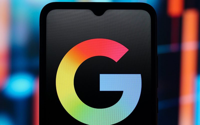 google-adauga-buton-de-urmarire-si-surse-noi-de-continut-in-discover