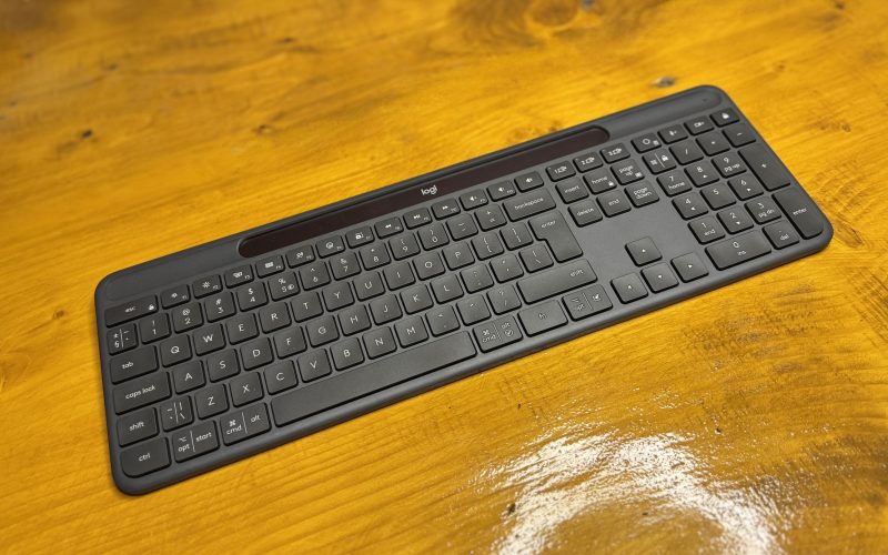 review-logitech-slim-solar+,-o-tastatura-solara-care-te-ajuta-sa-fii-productiv,-sa-profiti-de-ai-si-sa-uiti-de-grija-incarcarii-pentru-totdeauna.-cat-este-de-desteapta-video