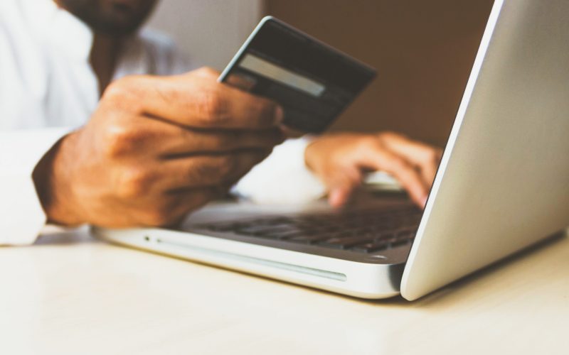 autoritatile-avertizeaza:-escroci-online-se-dau-drept-olx-si-epantofi-pentru-a-fura-date-personale