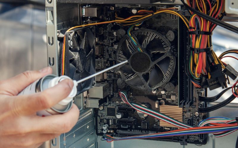 de-ce-este-important-sa-ti-cureti-calculatorul-de-praf-mai-des:-sfaturi-practice-care-iti-vor-ajuta-pc-ul-sa-mearga-mai-bine