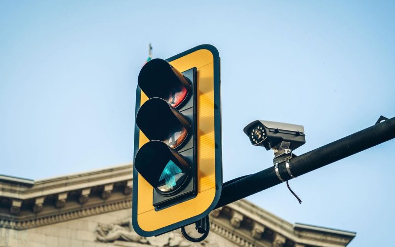 belgia-si-olanda-testeaza-viitorul-traficului:-semafoare-care-se-schimba-pe-verde-direct-din-telefon