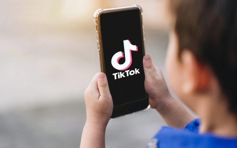 algoritmul-tiktok-sugereaza-continut-explicit-minorilor,-arata-un-nou-raport
