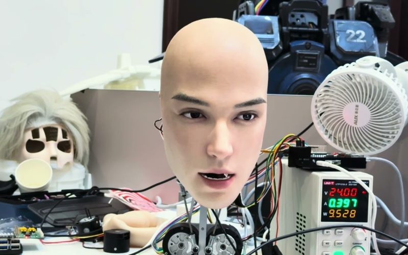 compania-chineza-aheadform-a-creat-o-fata-de-robot-aproape-umana:-clipeste,-zambeste-si-imita-emotii-reale-video