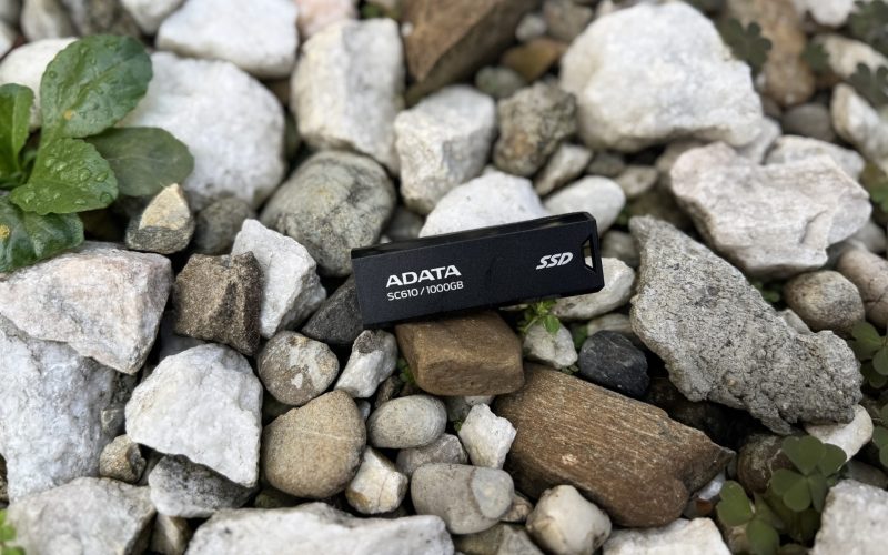 review-adata-sc610-–-un-stick-usb-pentru-2025.-ascunde-1tb-de-spatiu-intr-un-ssd-de-mare-viteza-si-doar-13-grame