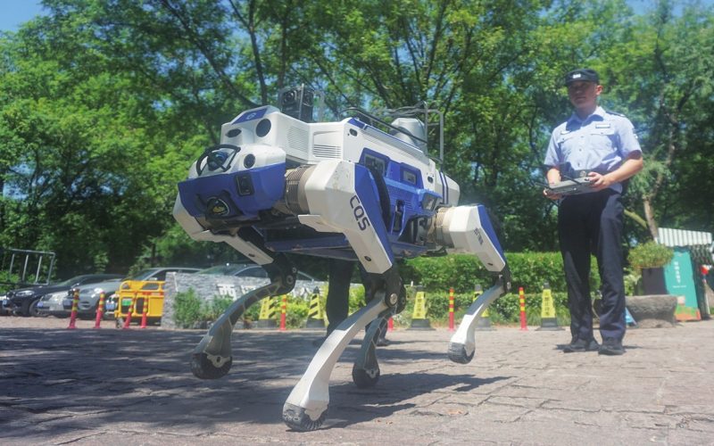 china-introduce-cainii-roboti-de-patrulare:-noii-„politisti”-care-filmeaza,-detecteaza-si-transmit-mesaje-cetatenilor
