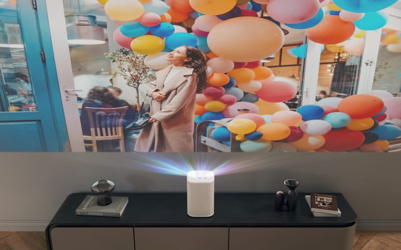 samsung-the-premiere-5,-lansat-oficial.-videoproiectorul-inovativ-care-poate-genera-un-ecran-interactiv-de-mari-dimensiuni