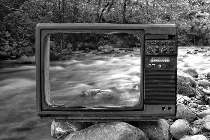ce-faci-cu-televizorul-vechi-daca-esti-nostalgic-si-nu-vrei-sa-l-dai-la-reciclat.-asa-il-folosesti-si-nu-mai-strange-praf-degeaba