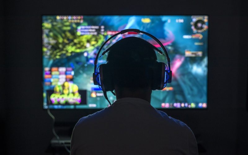 jumatate-dintre-adolescentii-din-romania,-in-risc-de-dependenta-digitala.-fetele,-prinse-in-retelele-sociale,-baietii-–-in-capcana-jocurilor-video