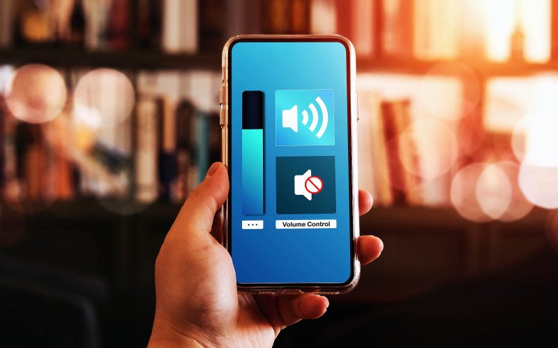 romanii-aleg-linistea-digitala:-de-ce-tot-mai-multi-isi-tin-telefonul-pe-silentios-pentru-a-scapa-de-stres-si-a-fi-mai-productivi