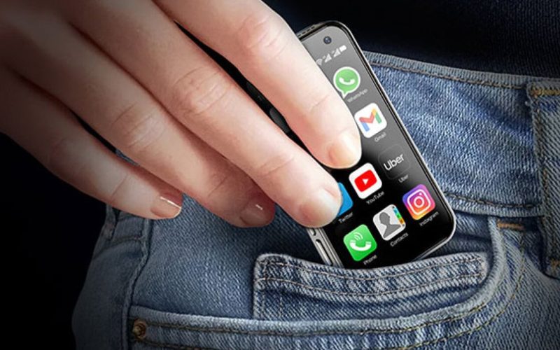 mini-telefon-cat-o-carte-de-vizita,-performanta-surprinzatoare.-de-ce-s-a-mai-„inventat”-si-asa-ceva