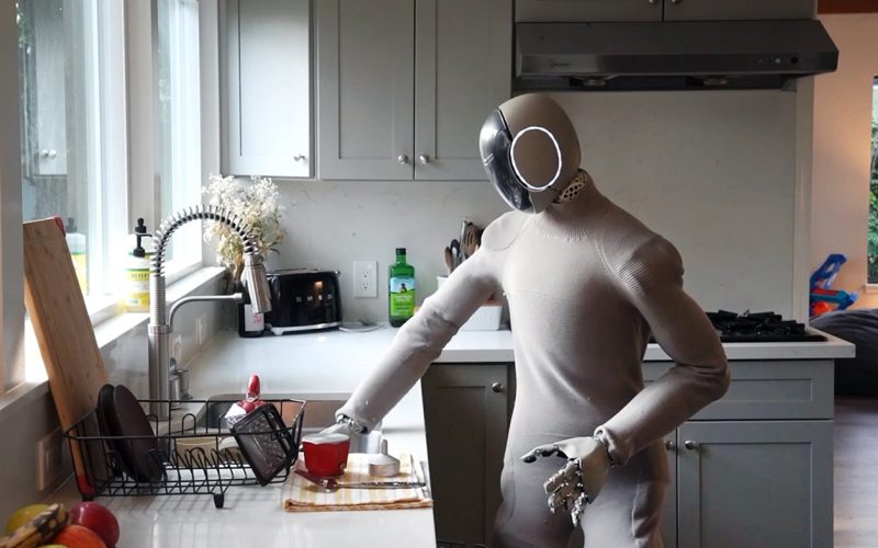 primul-robot-umanoid-casnic-pe-care-il-poti-cumpara-iti-face-treaba-in-locul-tau,-dar-vine-cu-un-risc-pentru-intimitate