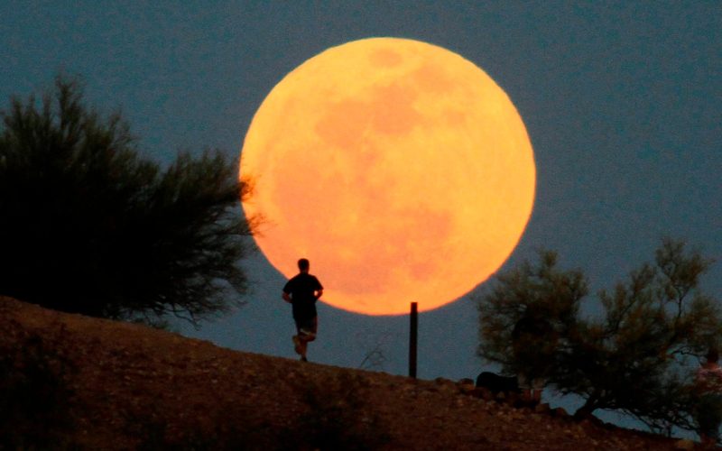 cea-mai-mare-superluna-din-2025-va-lumina-cerul-saptamana-aceasta:-sfaturi-practice-pentru-fotografii-amatori