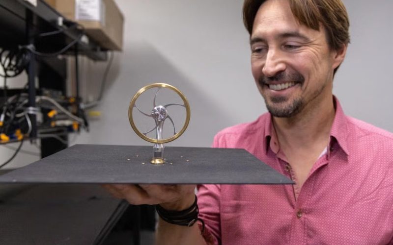 motorul-stirling-reinventat:-nascocirea-unui-inginer-care-functioneaza-fara-combustibil-si-fara-electricitate