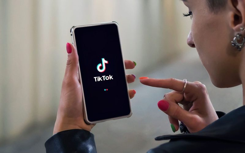tiktok-iti-permite-acum-sa-alegi-cat-de-mult-continut-generat-de-inteligenta-artificiala-vrei-sa-vezi