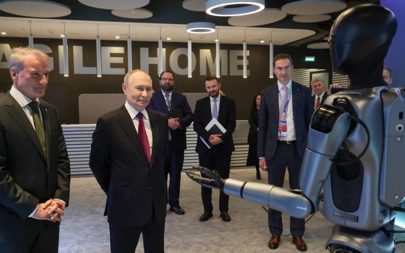 dupa-esecul-precedent,-cand-un-robot-s-a-facut-de-ras,-un-altul-a-dansat-pentru-vladimir-putin.-cum-a-reactionat-presedintele-rus