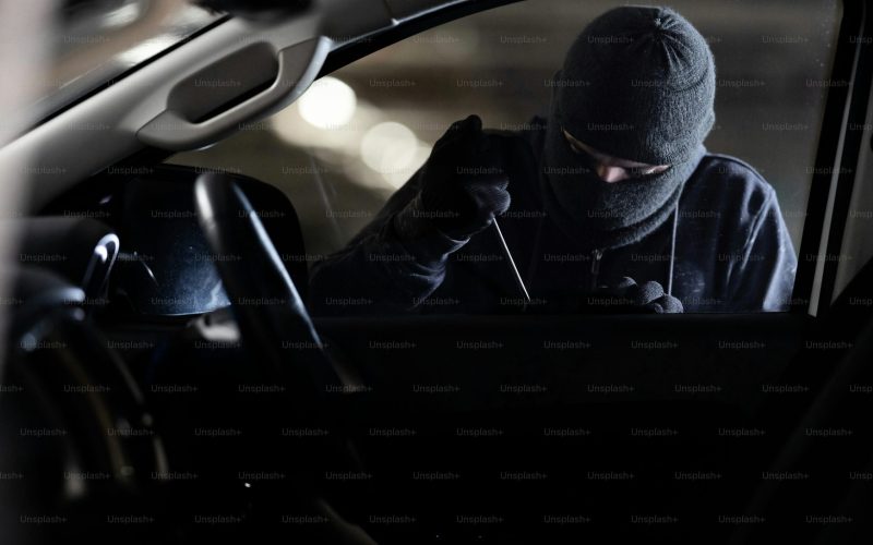 metoda-prin-care-hotii-pot-porni-masina-in-mai-putin-de-doua-minute.-gadgetul-pe-care-il-ai-si-tu-acasa,-mina-de-aur-pentru-grupurile-infractionale