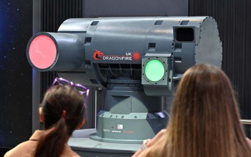 laserul-dragonfire-care-doboara-drone-cu-precizie-de-manual:-noua-era-a-armelor-anti-uav-este-aici