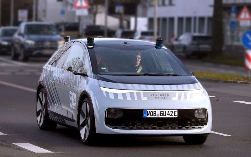 alternativa-la-tesla-robotaxi-de-la-volkswagen,-pe-strazile-din-germania.-masina-complet-autonoma-nu-are-volan-si-pedale