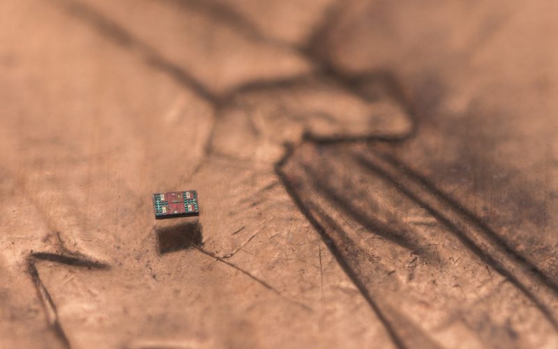 cel-mai-mic-robot-din-lume-merge-cu-energie-solara-si-are-propriul-creier.-performanta-fara-precedent-a-cercetatorilor