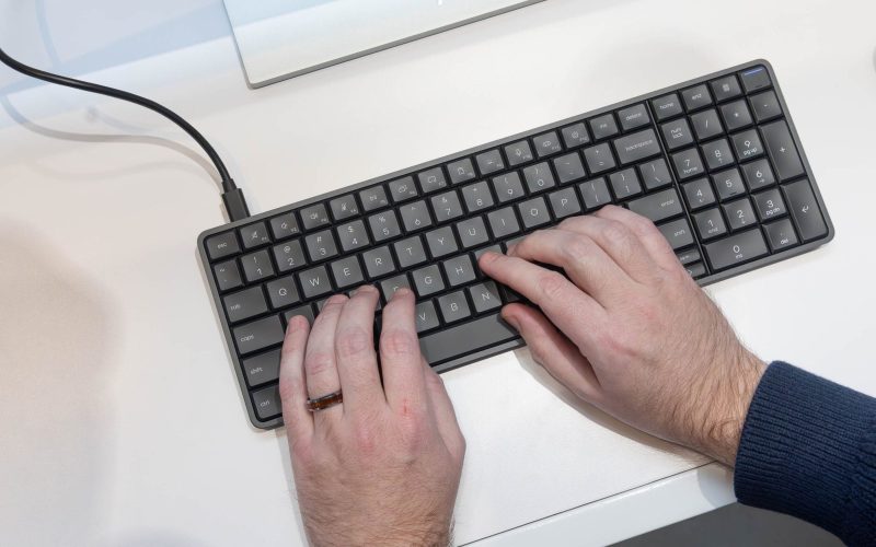 hp-eliteboard-g1a,-pc-ul-ascuns-in-tastatura:-cum-arata-ideea-de-„desktop-portabil”-la-ces-2026