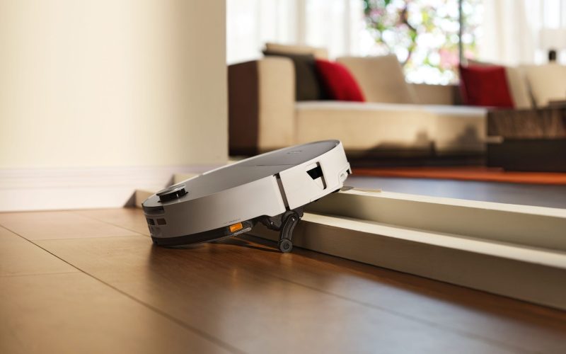 roborock-anunta-aspiratorul-revolutionar-care-se-deplaseaza-pe-picioare-cu-roti.-acest-model-se-urca-in-sfarsit-pe-scari,-cum-ai-visat